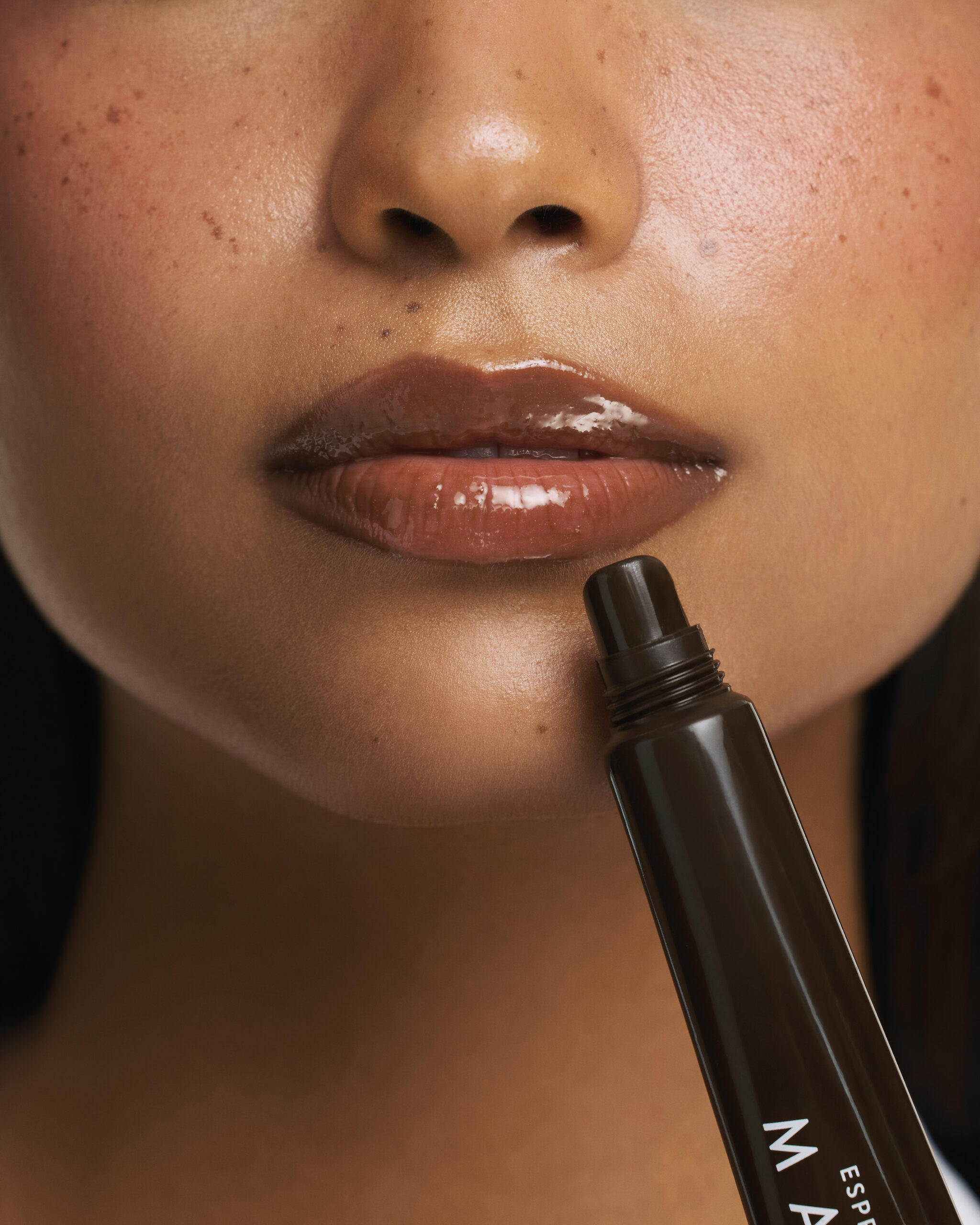 Matsu Espresso Glaze Lip Balm – Balsam de buze 2-în-1 cu hidratare intensă și efect glossy